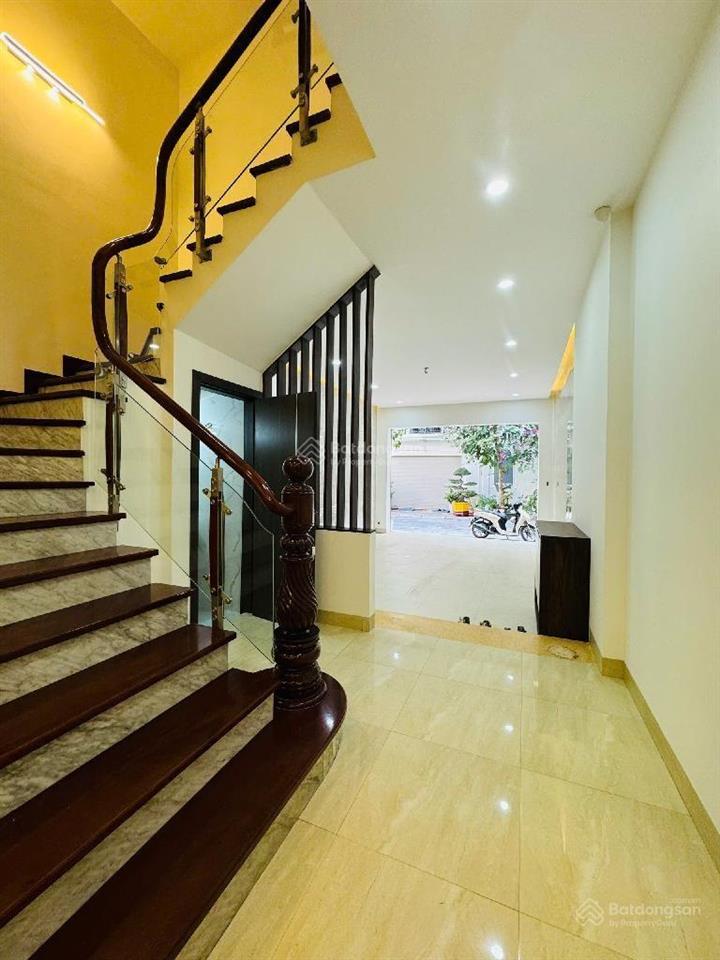Nhà đẹp dt 35m2 xây 4tầng chắc chắn. full nội thất đường xe vf5 vào tận nhà. gần trường học, chợ