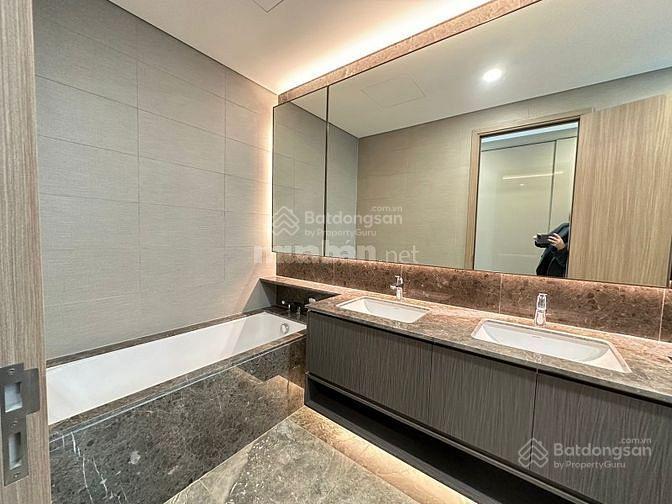 Chính chủ cần bán căn hộ cc oriental plaza, dt 90m2, 2 phòng ngủ, 2wc, tặng ntcc