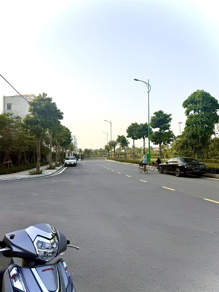 Bán đất tư đình cạnh cầu trần hưng đạo, ô tô tránh, 250m2, mặt tiền 8.5m, giá 50 tỷ.