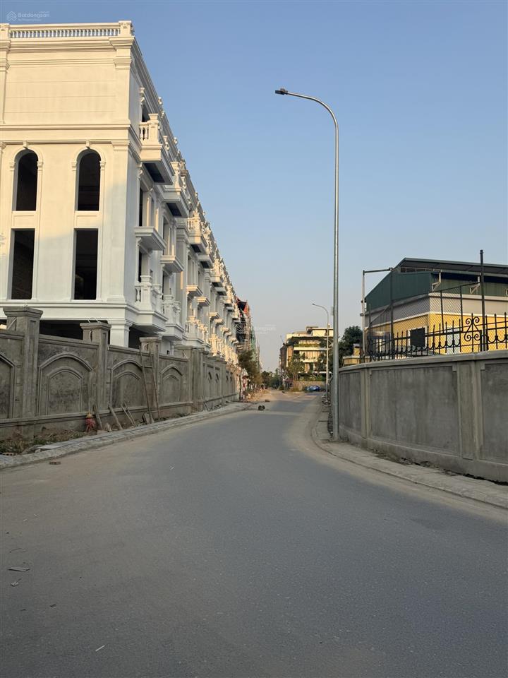 Bán đất tư đình cạnh cầu trần hưng đạo, ô tô tránh, 250m2, mặt tiền 8.5m, giá 50 tỷ.