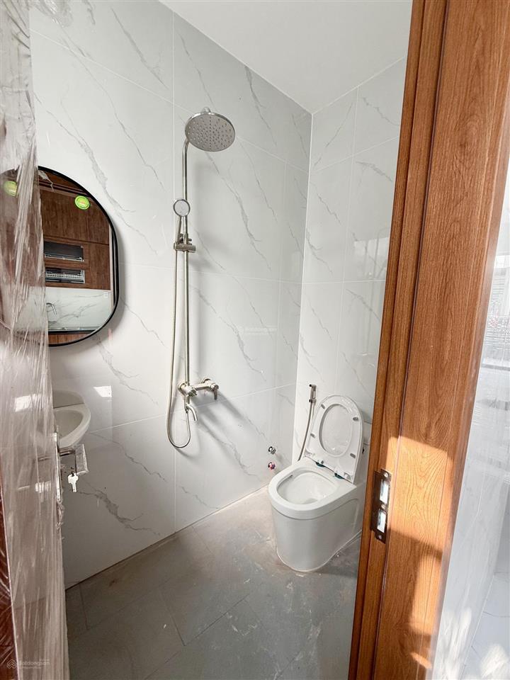 Chính chủ bán nhà mới 4pn, 6wc, giá siêu hời 5,95 tỷ, 68m2 tại nguyễn xiển, hẻm ôtô