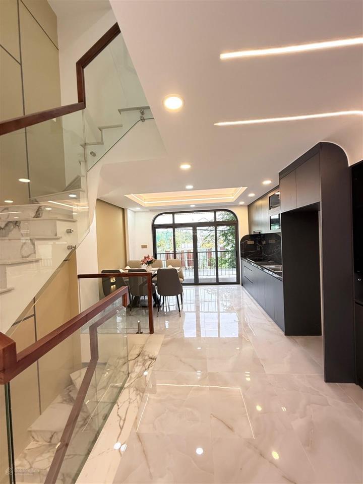 Nhà 5 tầng  50,4m  4pn  ô tô ngủ trong nhà  sát vinhomes grand park  chốt ngay 6 tỷ