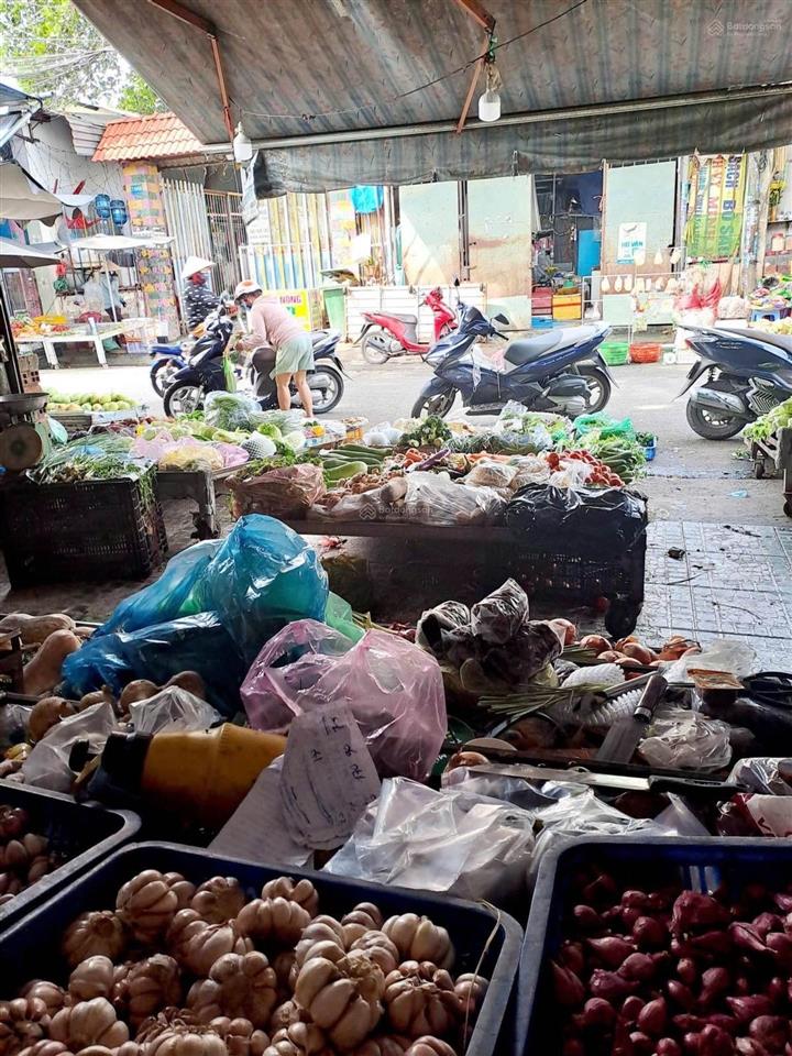 Mặt tiền chợ đông thạnh  có sẵn nhà cấp 4 đang bán rau củ. 168m2 diện tích to