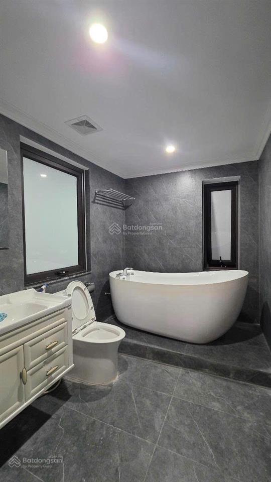 Lô góc  ô tô vào nhà  7 tầng thang máy  mặt tiền siêu khủng  nhà đẹp bề thế