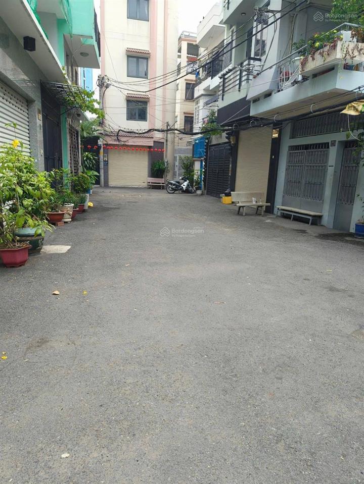 Huỳnh văn bánh  phú nhuận hơn 40m2
nhà đẹp 5 tầng hxh đỗ cửa ở ngay 4 pn