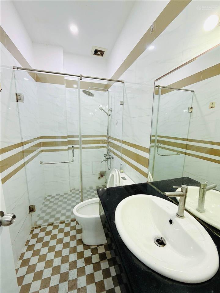 Huỳnh văn bánh  phú nhuận hơn 40m2
nhà đẹp 5 tầng hxh đỗ cửa ở ngay 4 pn