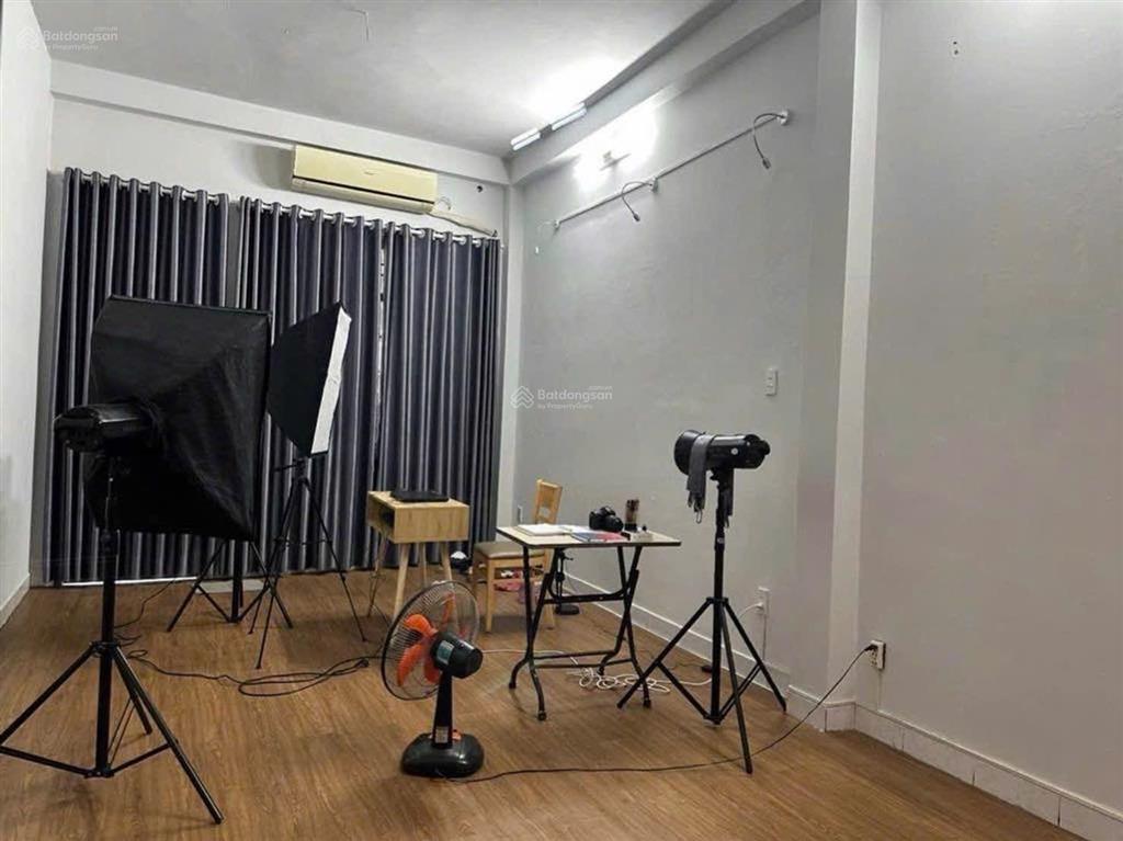 Ngang bề thế 7.4m  p.25 bình thạnh kế bên đại học hutech
