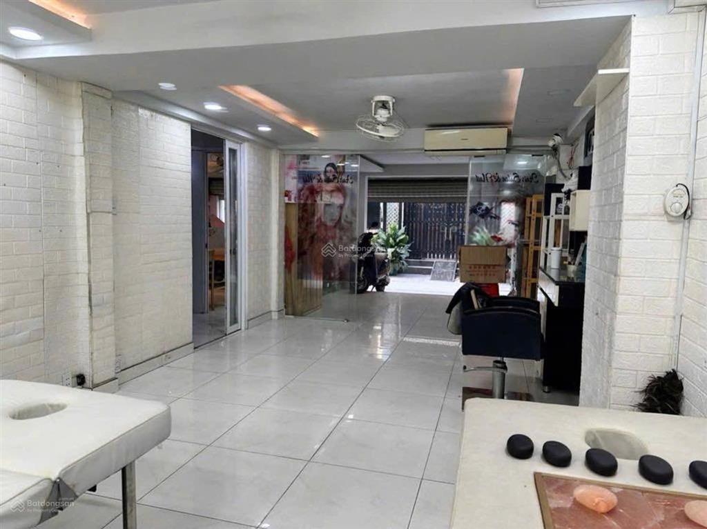 Ngang bề thế 7.4m  p.25 bình thạnh kế bên đại học hutech
