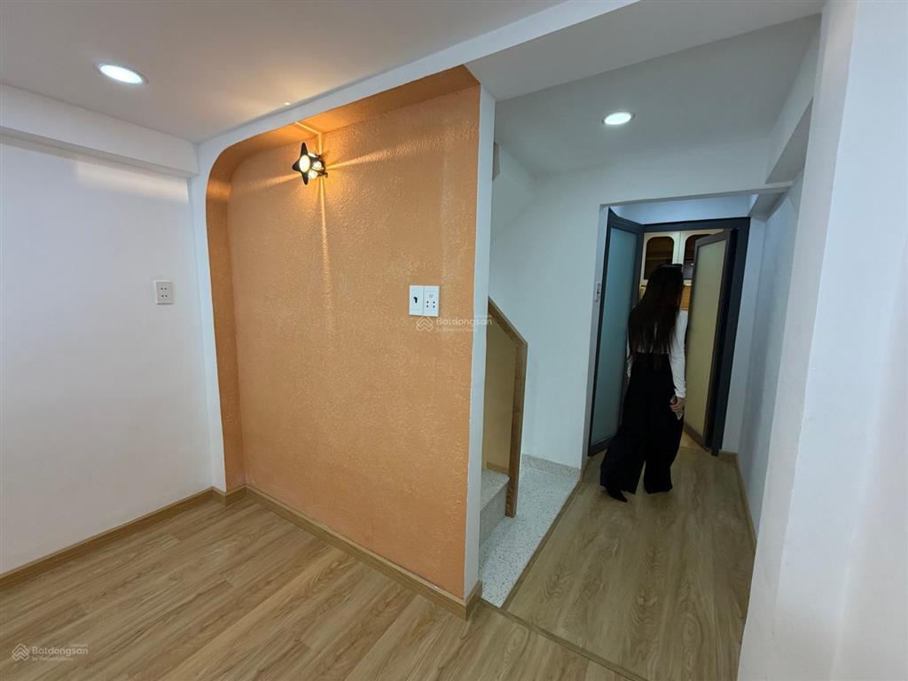 Chủ nhiệt 200tr  bán nhà 3t 4pn 4wc, 35m2  làng xóm quận 1