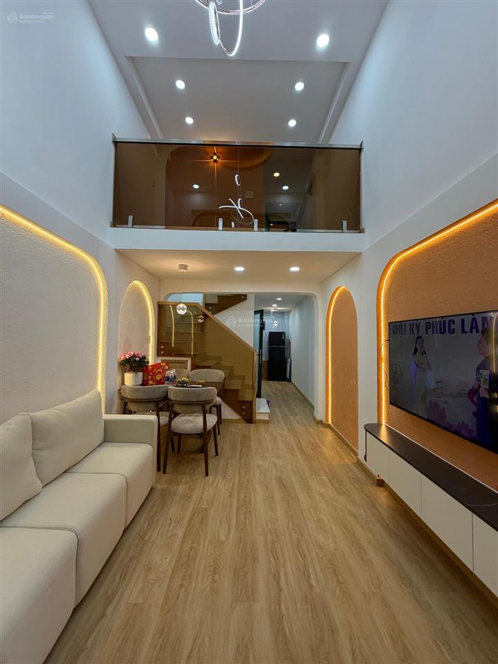 Chủ nhiệt 200tr  bán nhà 3t 4pn 4wc, 35m2  làng xóm quận 1