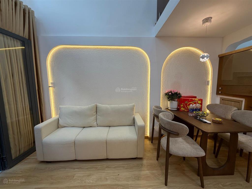 Chủ nhiệt 200tr  bán nhà 3t 4pn 4wc, 35m2  làng xóm quận 1