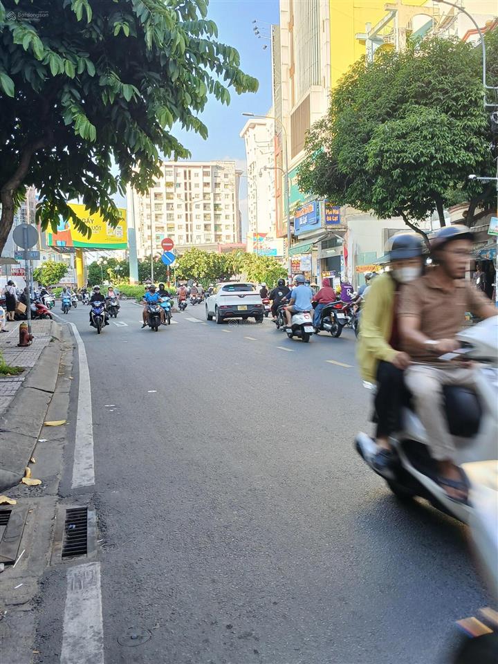 Bán nhà 64m2  6,1 tỷ xíu  lạc long quân  gần âu cơ  đầm sen