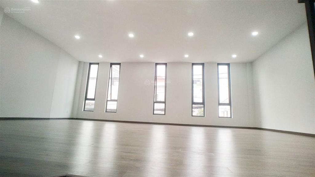 Bán gấp nhà mặt phố hồ bá kiện,q10.dt 9x8m,hđt 50tr/tháng.giá 18,5 tỷ tlcc 0908 569 *** cao sơn