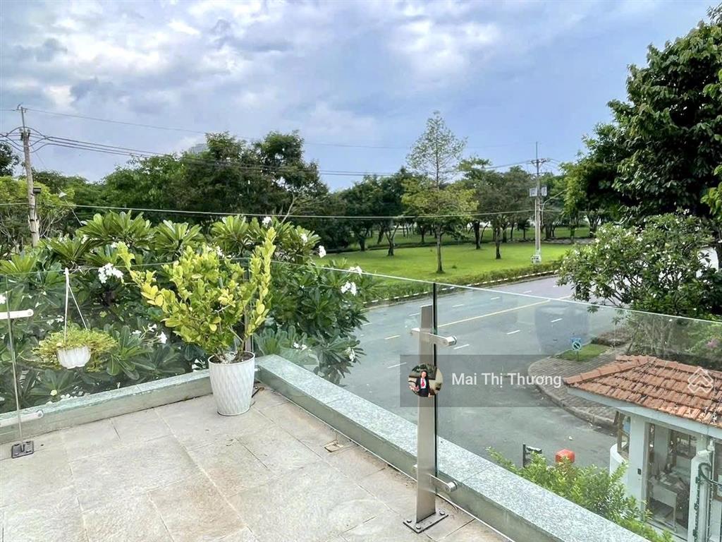 Cho thuê  biệt thự góc 3 mặt tiền phú mỹ hưng quận 7, nhà đẹp diện tích sửa dụng 600m2  4pn