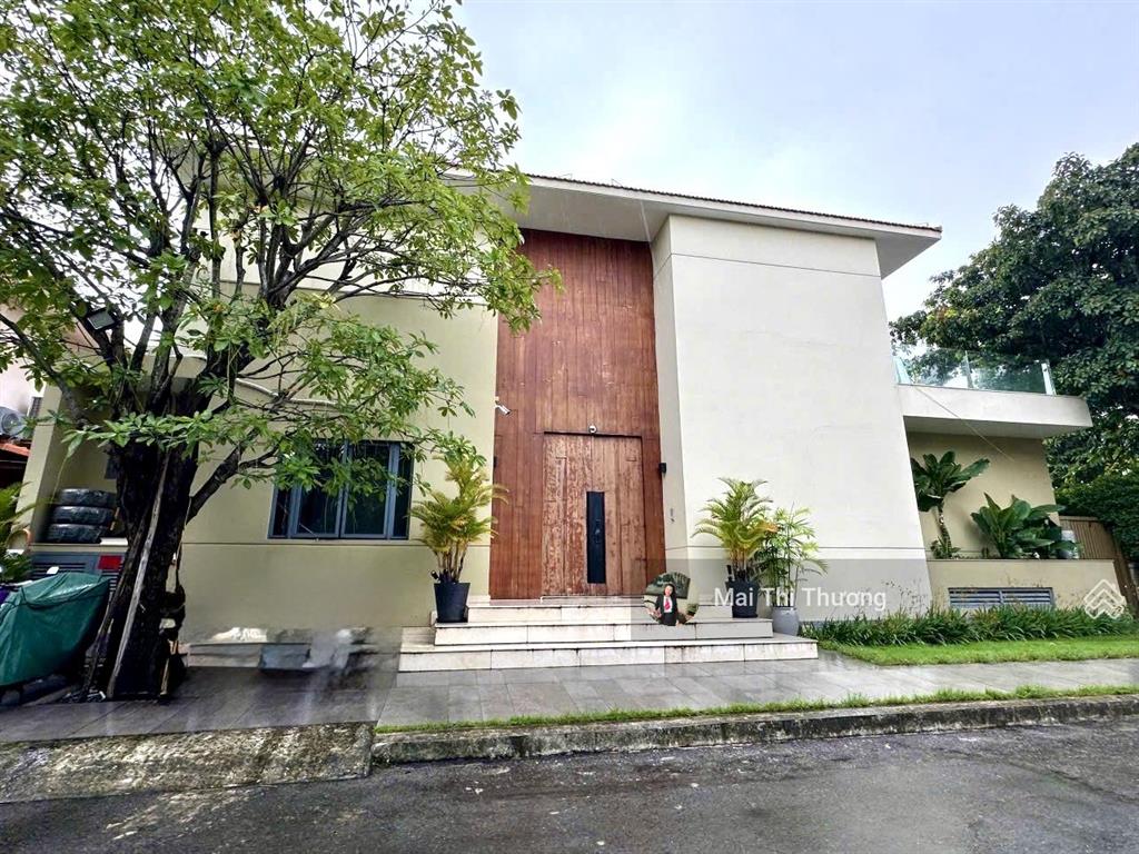 Cho thuê  biệt thự góc 3 mặt tiền phú mỹ hưng quận 7, nhà đẹp diện tích sửa dụng 600m2  4pn