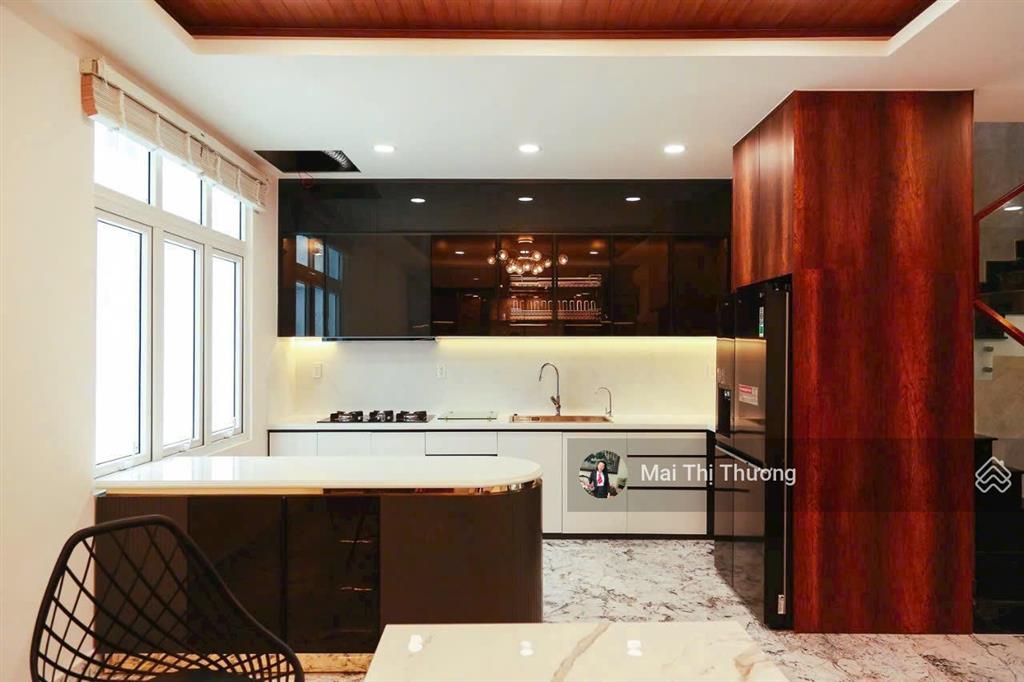 Cho thuê biệt thự quận 7 5pn, full nội thất có hầm, có thang máy giá thuê 52tr/th  0909 462 ***