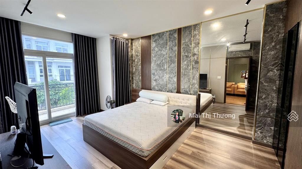 Cho thuê biệt thự quận 7 5pn, full nội thất có hầm, có thang máy giá thuê 52tr/th  0909 462 ***