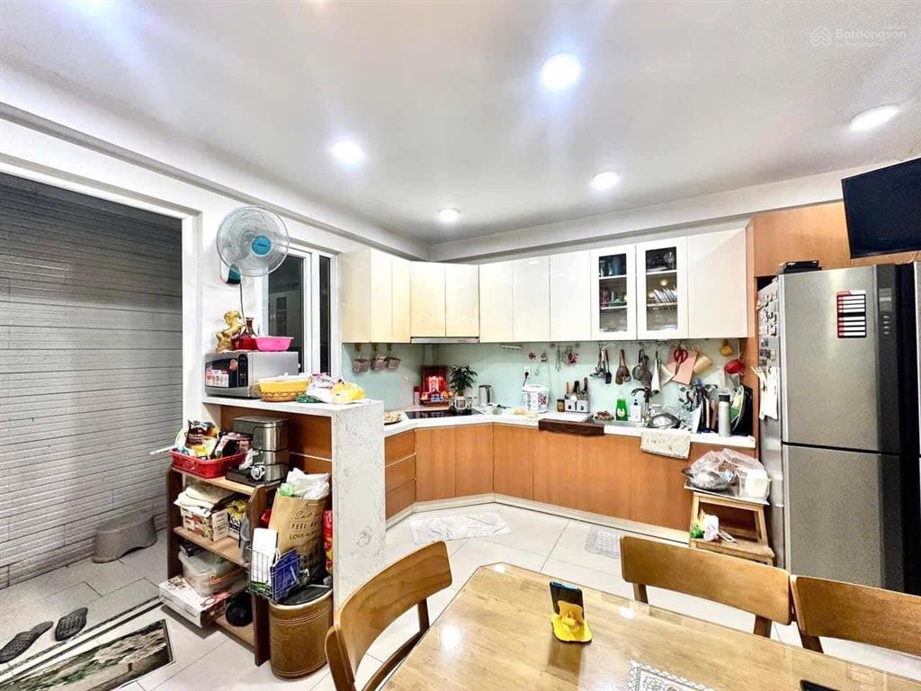 Bán nhà trần quang diệu quận 3, căn góc 4 tầng, hẻm xe hơi, ở ngay không cần sửa, sổ riêng.