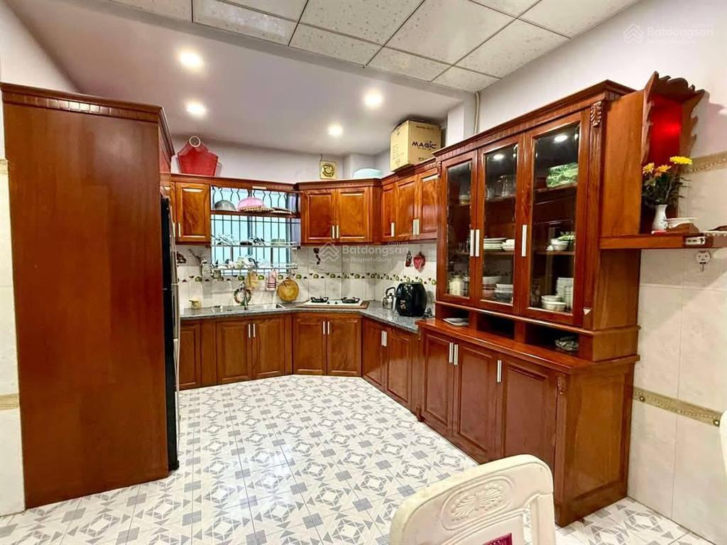 Nhà trung tâm quận 3, xe hơi vào nhà, góc 2 mặt thoáng, 4 tầng, 4 không gian, ngang 4,8m, sổ riêng.