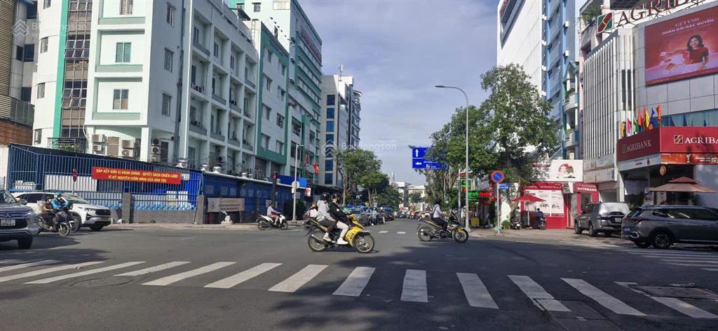 Nhà trung tâm quận 3, xe hơi vào nhà, góc 2 mặt thoáng, 4 tầng, 4 không gian, ngang 4,8m, sổ riêng.
