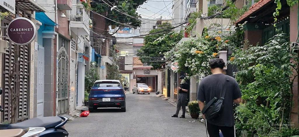 Nhà trung tâm quận 3, xe hơi vào nhà, góc 2 mặt thoáng, 4 tầng, 4 không gian, ngang 4,8m, sổ riêng.