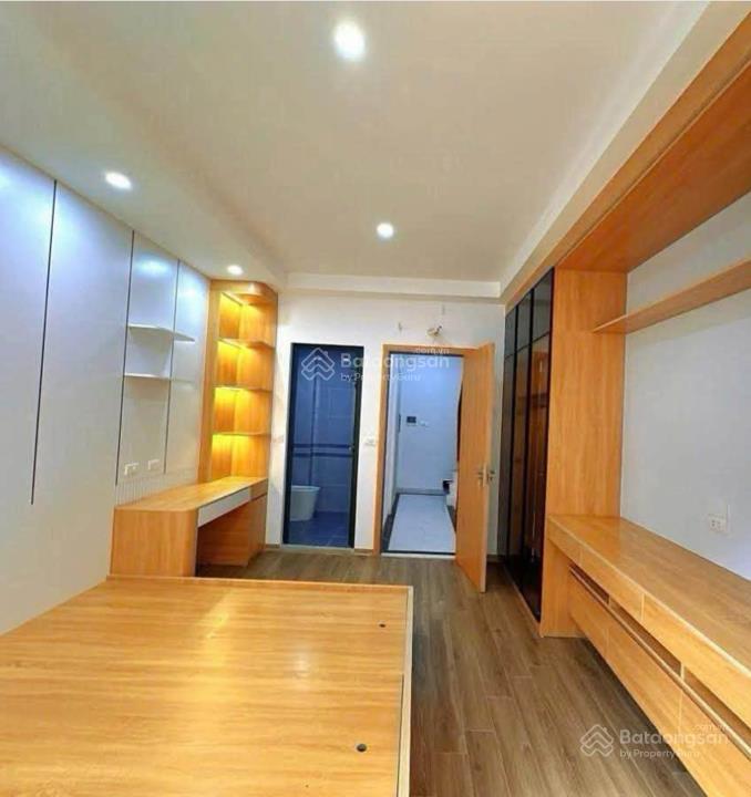 Hoàng quốc việt  cầu giấy 6 tầng  thang máy  gần phố  thông thoáng rộng