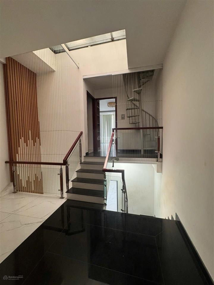 Nhỉnh 8 tỷ, sở hửu nhà 3 tầng, thang máy 4.5 x 20, mặt tiền đường nhựa ô tô  lê văn khương