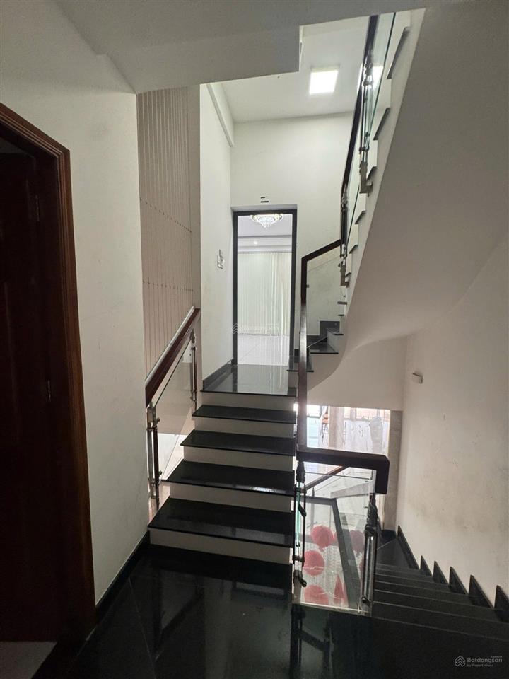 Nhỉnh 8 tỷ, sở hửu nhà 3 tầng, thang máy 4.5 x 20, mặt tiền đường nhựa ô tô  lê văn khương