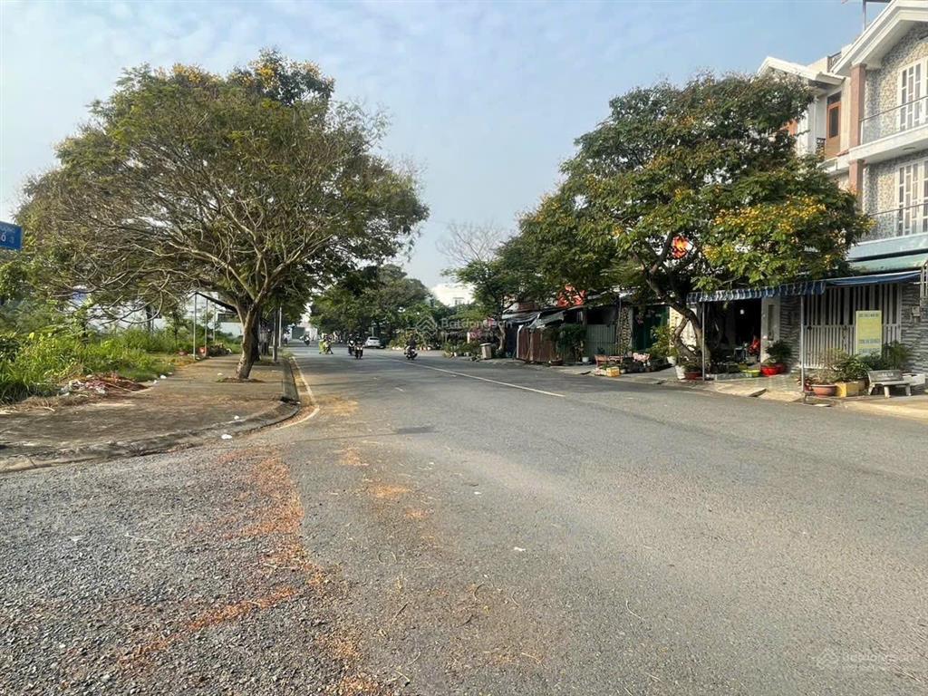 Bán nền biệt thự 200m2 kdc 47ha đường lớn giá 5 tỷ