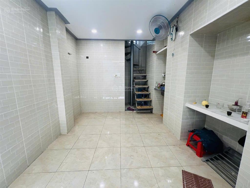 Chỉ 2.99 tỷ sở hửu nhà phố quận 1  42m2 sd, sổ hồng riêng, 3 tầng 2pn, 3wc, nhà còn mới vào ở tốt.