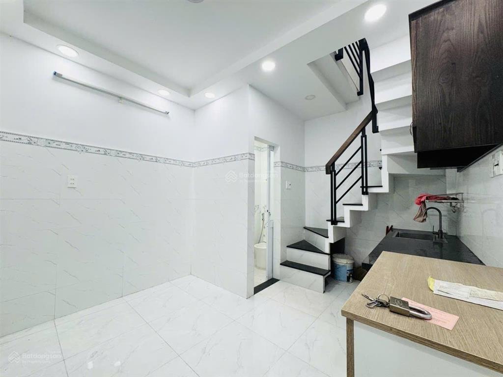Chỉ 2 tỷ650 có nhà trung tâm quận 10  ngang 3.4m 2 tầng hẻm sạch đẹp vài bước ra hẻm xe hơi