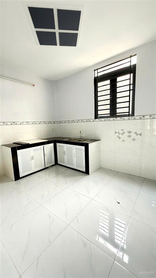 Chỉ 3.98 tỷ tl  sát ngã tư 4 xã  trục hương lộ 2  hẻm 4m thông  dt 4 x 11  2 tầng btct.