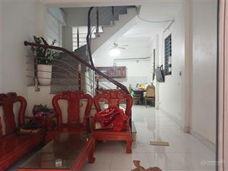 Chính chủ bán nhà 3 tầng 1 tum dân xây, lô góc 2 thoáng xe morning đỗ cửa dt 40m kim chung hoài đức
