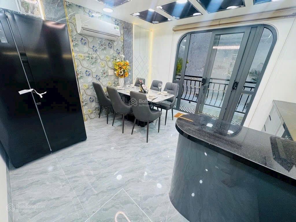 Nhà đẹp bùi quang là  hxh 4m x 11.1m  5tầng  4pn 5to et  nhỉnh 6tỷ tl