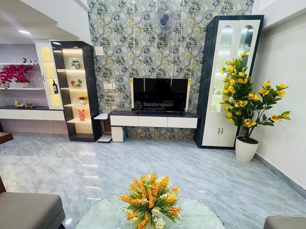 Nhà đẹp bùi quang là  hxh 4m x 11.1m  5tầng  4pn 5to et  nhỉnh 6tỷ tl