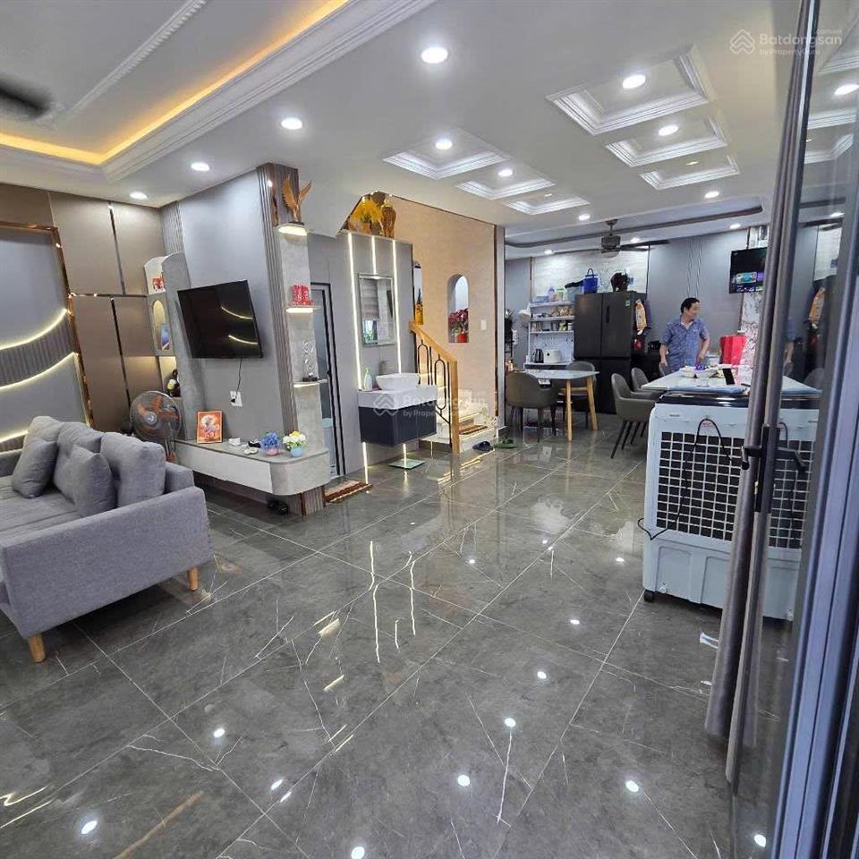 Nhà đẹp gần sân bay dọn vào ở ngay full nội thất