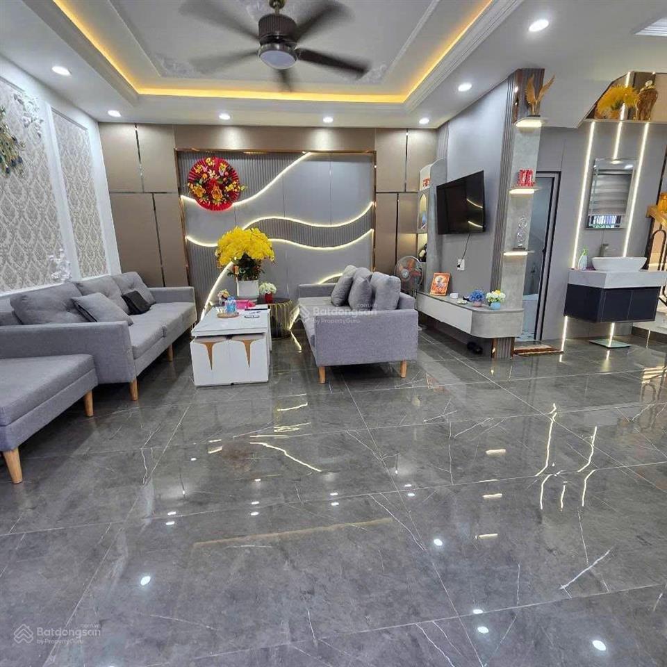 Nhà đẹp gần sân bay dọn vào ở ngay full nội thất