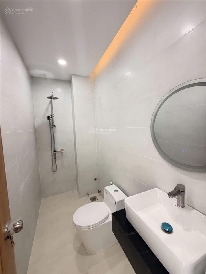 Ô tô đậu cửa lạc long quân, quận 11, gần công viên đầm sen