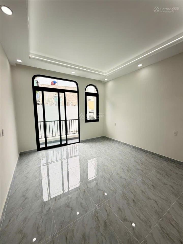 Ô tô đậu cửa lạc long quân, quận 11, gần công viên đầm sen