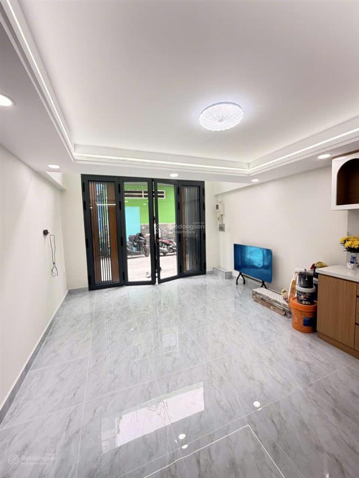 Ô tô đậu cửa lạc long quân, quận 11, gần công viên đầm sen