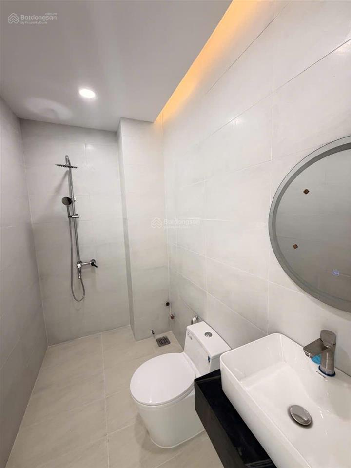 Ô tô đậu cửa lạc long quân, quận 11, gần công viên đầm sen