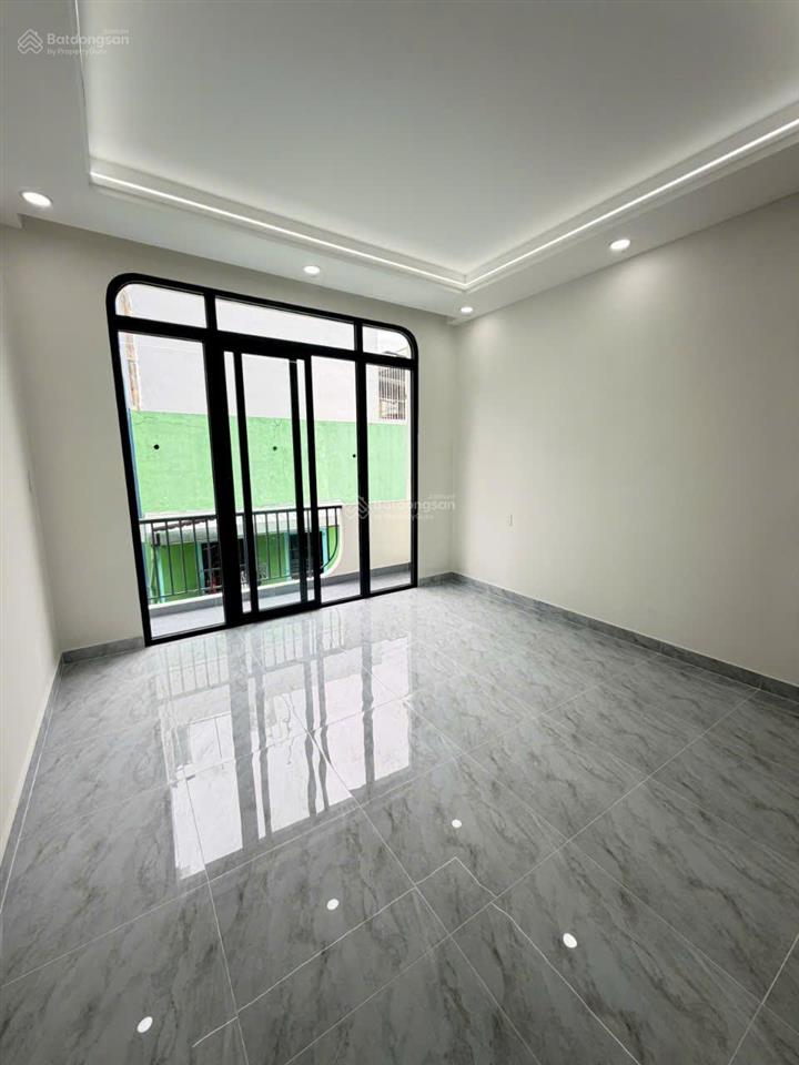 Ô tô đậu cửa lạc long quân, quận 11, gần công viên đầm sen