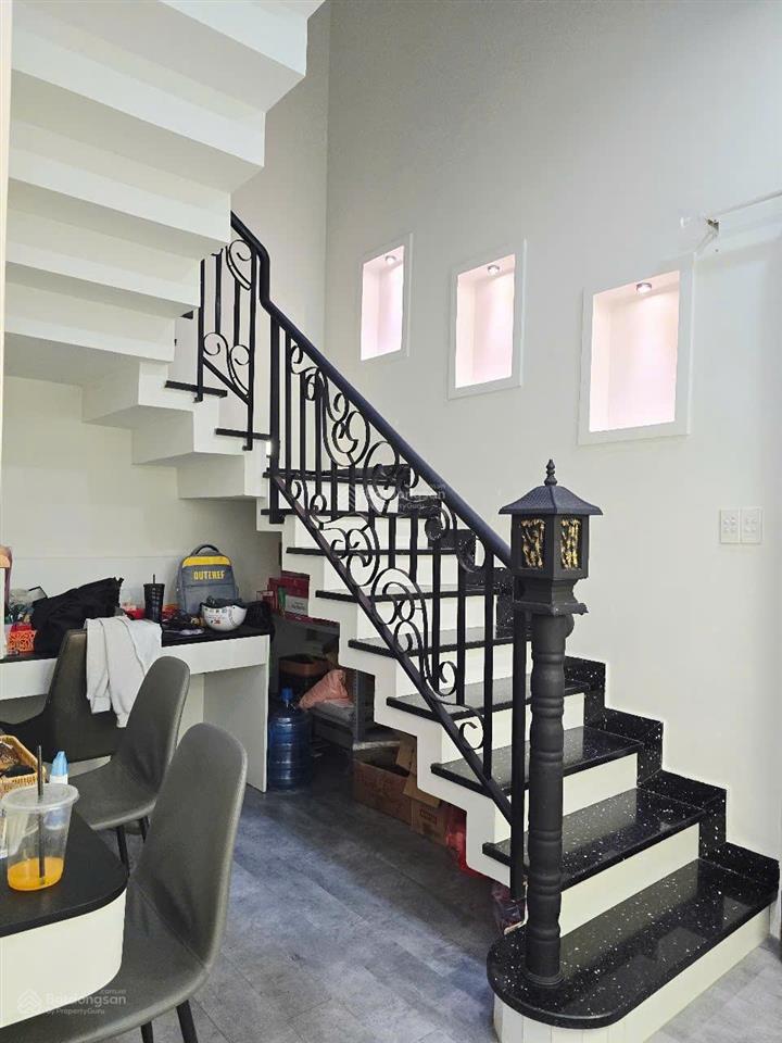 Nhà 4 tầng cách mặt tiền âu cơ chỉ 10m quận 11, giá 9,8 tỷ tl