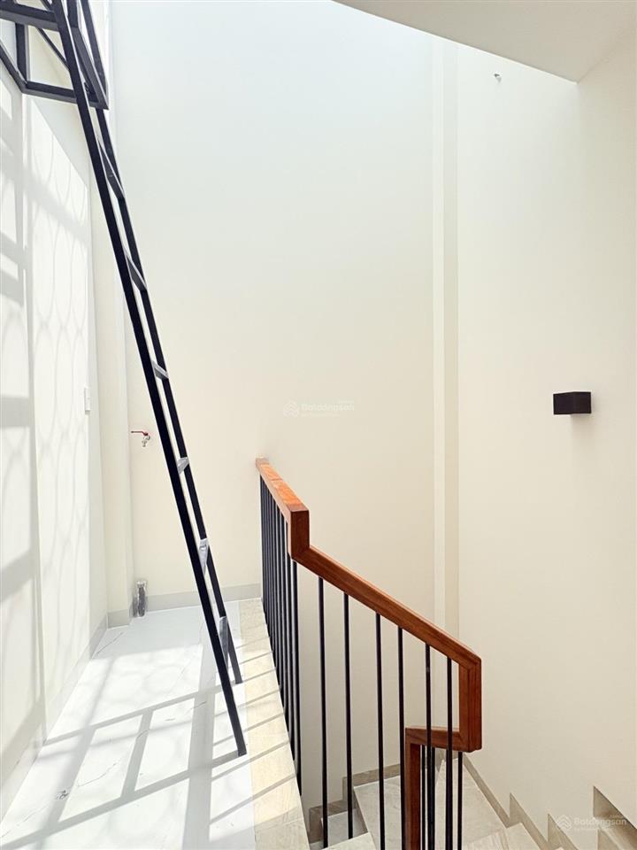 Lạc long quân 40m2 chỉ nhỉnh 5tỷ. 4mx10m 1trệt + 1lầu + sân thượng btct nhà mới tặng full nt