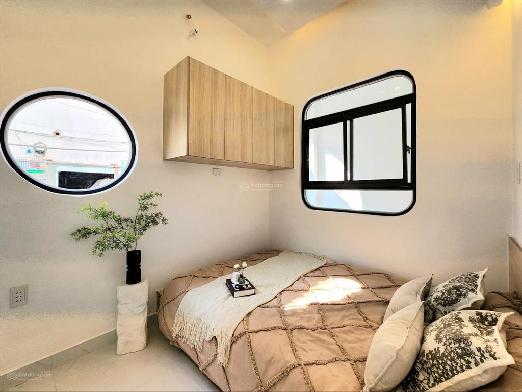 Chính chủ cần bán gấp hạ giá còn 5,4 tỷ nhà mới 100% 50m 4pn gần khu biệt thự, cô