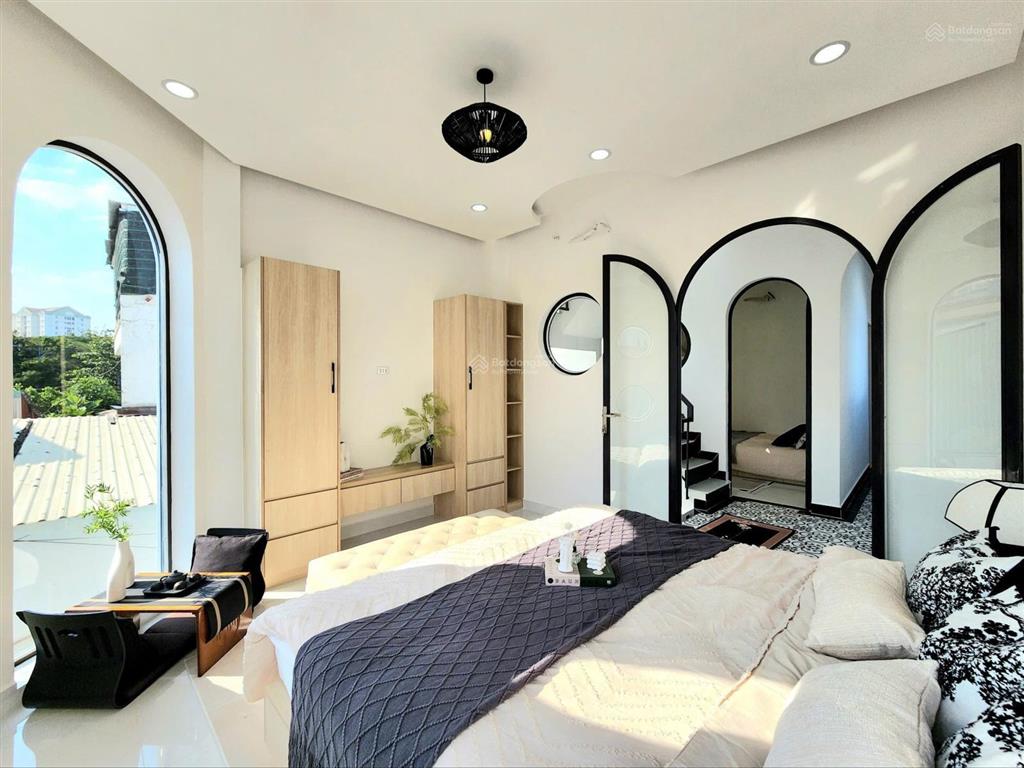 Chính chủ cần bán gấp hạ giá còn 5,4 tỷ nhà mới 100% 50m 4pn gần khu biệt thự, cô