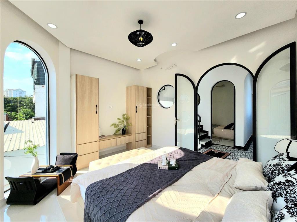 Chính chủ cần bán gấp hạ giá còn 5,4 tỷ nhà mới 100% 50m 4pn gần khu biệt thự, cô