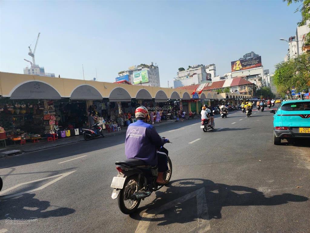 Cho thuê nhà đối diện chợ bến thành  mt lê thánh tôn, 1 trệt dt 4x30m, 120m2. giá 110 tr tl