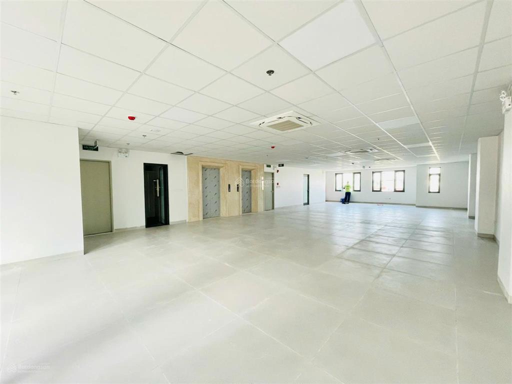 Chính chủ cho thuê mbkd 420m2/ mặt tiền 13m tại 99 võ chí công  tây hồ/ giá tốt hiếm có