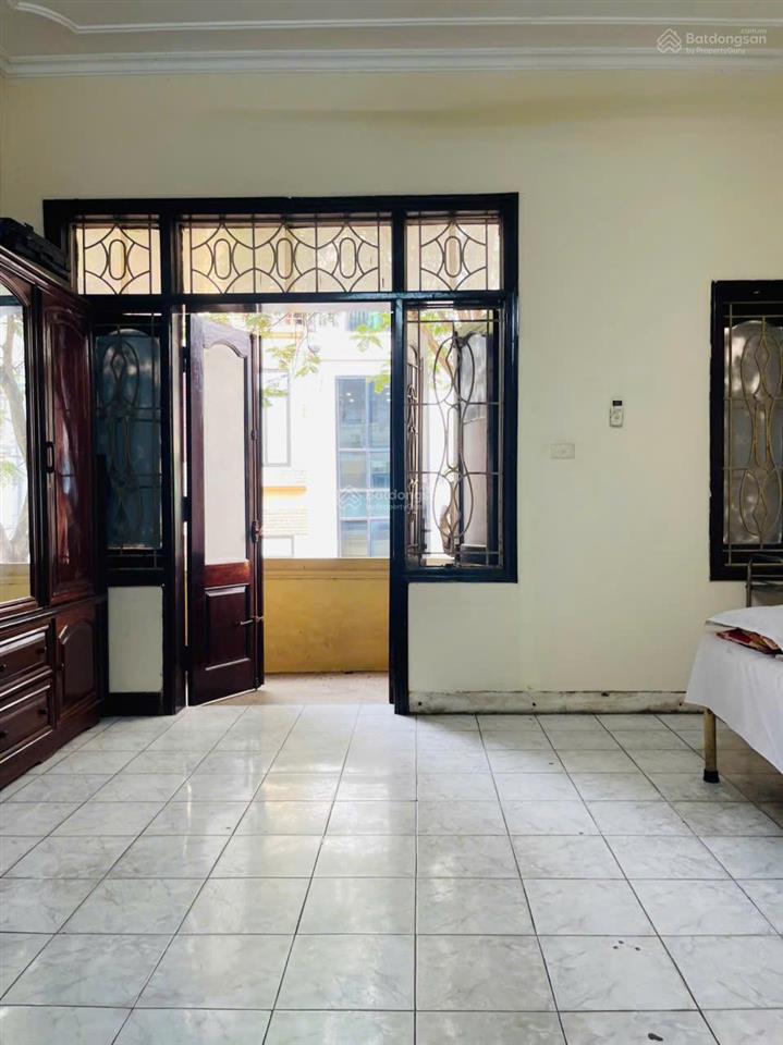 Cho thuê nhà 5 tầng, 10 phòng, vệ sinh khép kín, vị trí đẹp mặt tiền rộng phố đội cấn
